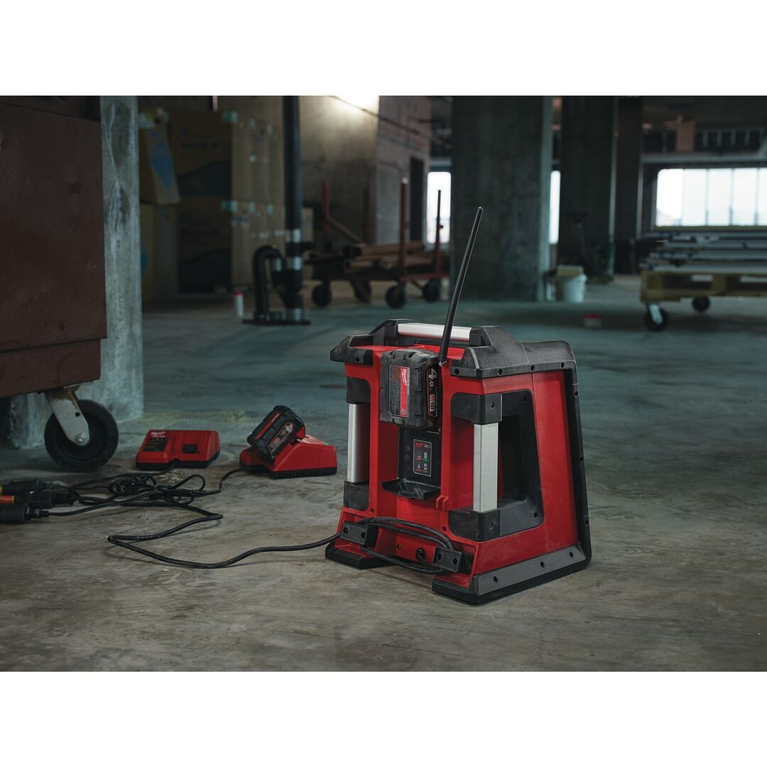 MILWAUKEE Netz-/Akku-Radio, Ladefunktion M18 RC/0