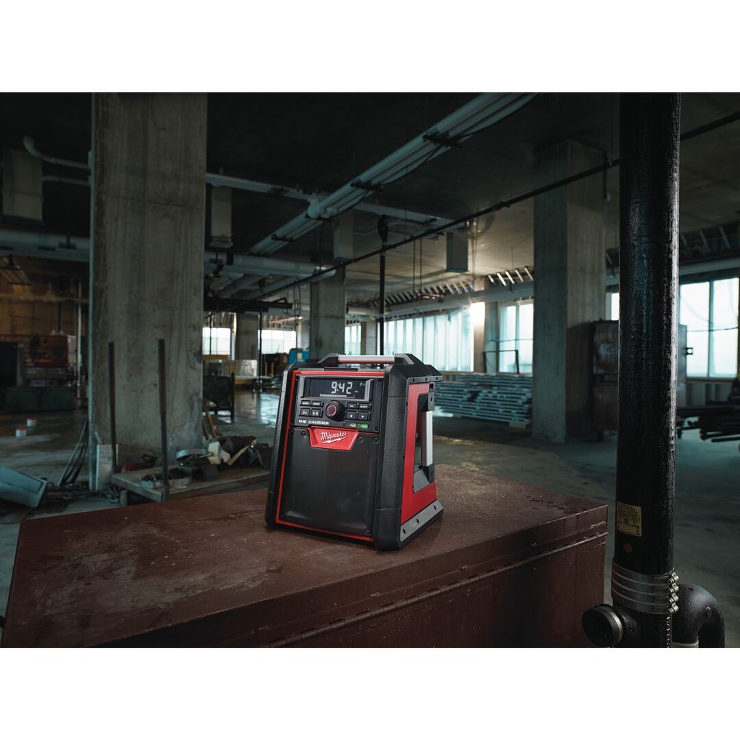 MILWAUKEE Netz-/Akku-Radio, Ladefunktion M18 RC/0