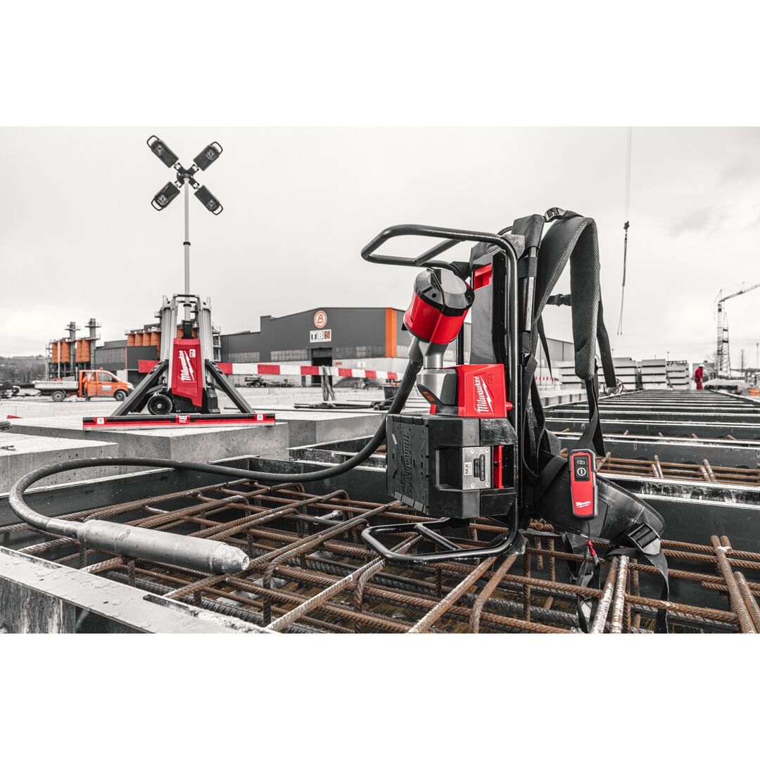 MILWAUKEE Akku-Rucksack-Betonverdichter MXFCVBPKIT-602