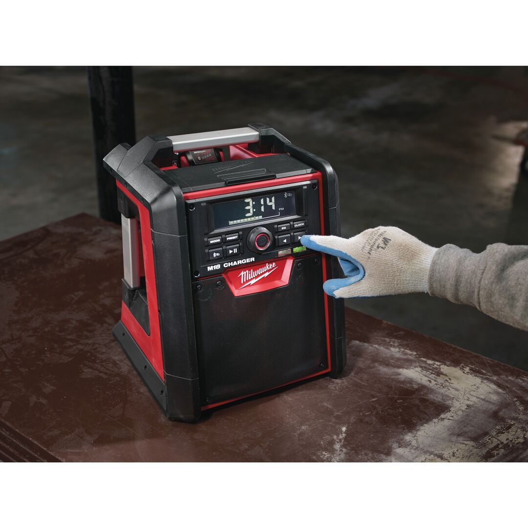 MILWAUKEE Netz-/Akku-Radio, Ladefunktion M18 RC/0