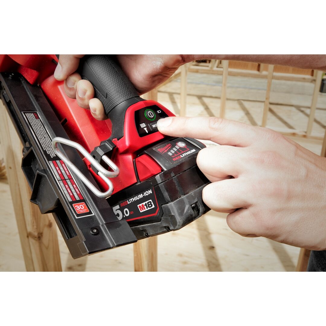 MILWAUKEE FUEL Akku Nagler M18FFN-502C 2x5,0 Ah Akku, Ladegerät, HD Box MILWAUKEE FUEL Akku Nagler M18FFN-502C 2x5,0 Ah Akku, Ladegerät, HD Box
